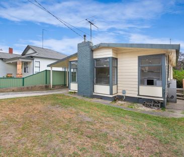 WALKING DISTANCE TO CENTRAL BALLARAT! - Photo 2