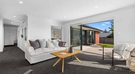 Sunny 4-Bedroom Ex Showhome - Photo 4