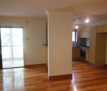 Easy stroll to West End shops and restaurants - Photo 2