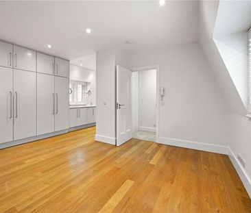 A generously proportioned mews house providing versatile living space. - Photo 4