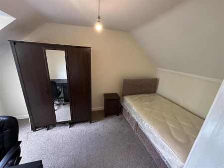 4 bedroom flat to rent - Photo 2
