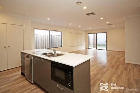 Perfectly Positioned Family Home - Photo 5