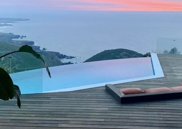 Deslumbrante moradia exclusiva, com vista frontal de mar e piscina privada.