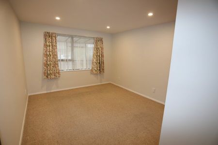 Somerfield – 3 Bedroom Renovated unit, Single Garage - Photo 2