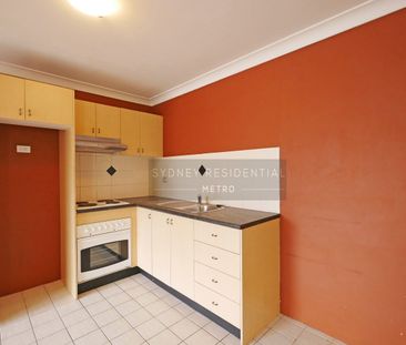 Modern Top Floor 1 Bedroom Apartment with Timber Floors - Photo 4