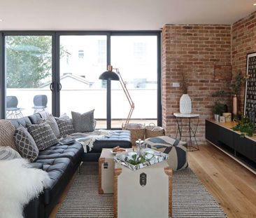 A Bespoke Architectural House with Private Garden & Generous Balcony - Photo 2