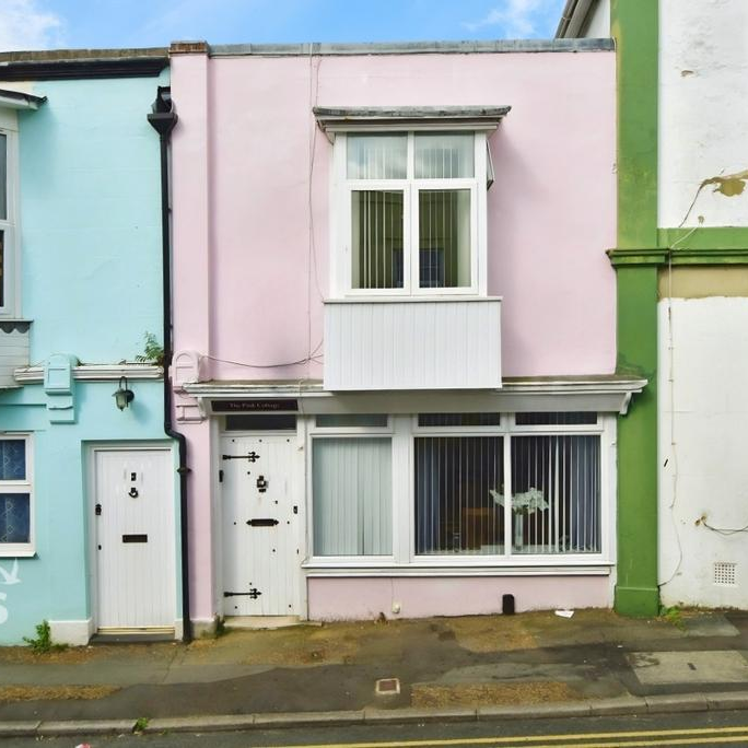 2 bedroom terraced house to rent - Photo 1