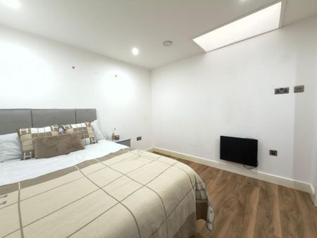 1 bedroom in a flat share to rent - Photo 3