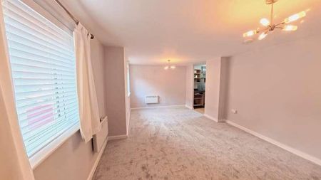 Macfarlane Chase, Weston-super-mare, BS23 - Photo 2