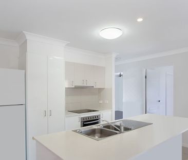 Modern 3 bedroom Air Conditioned Corner Duplex In Great Location - Photo 4