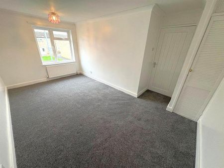 4 bedroom end of terrace house to rent - Photo 4