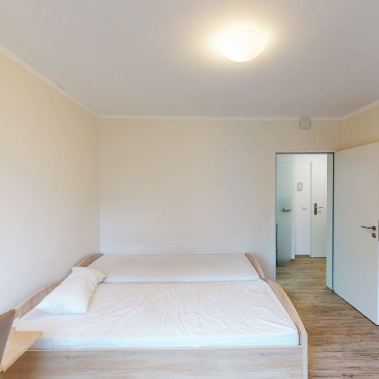 Möbliertes Zimmer in Frauen-WG in zentraler Lage für Studenten und Azubis - Photo 1