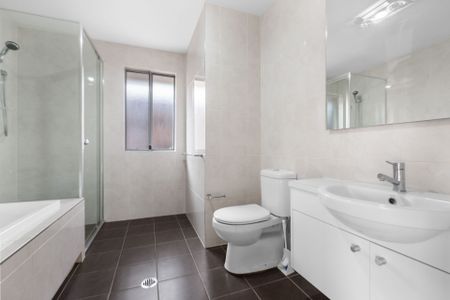 Immaculate Five Bedroom Quality Family Home - Close to all Amenities - Photo 5