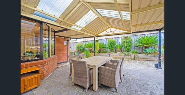 Furnished Spacious 4 Bedroom House in Kellyville - Photo 1