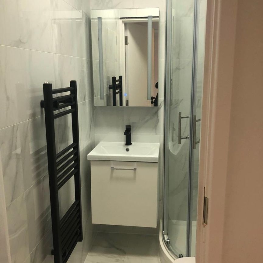 Studio Flat, High Road, N17 - Photo 2