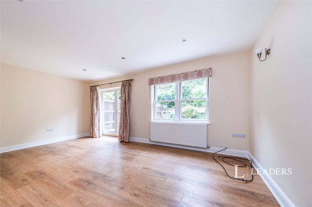 3 bedroom house to rent Sandmartin Close, Buckingham, Buckinghamshire, MK18 - Photo 1