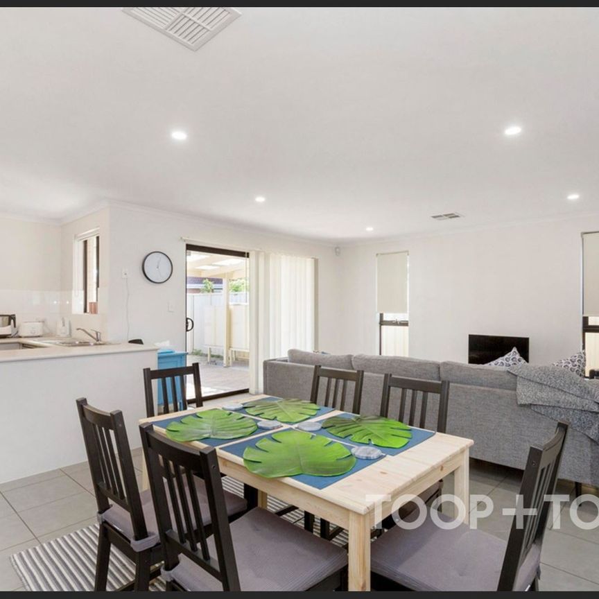 Low maintenance home in a perfect location! - Photo 1