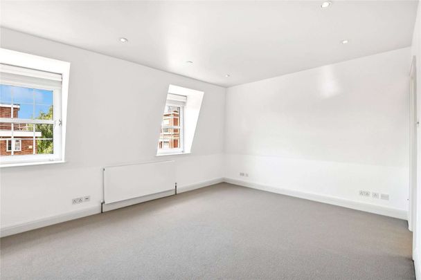 Elegant three bedroom duplex with roof terrace in a prime Chelsea location - Photo 1