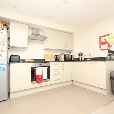 Orchard Road, Richmond, TW9, London - Photo 3