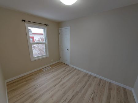 2 Bed + Den South Hill Home! - Photo 3