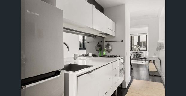 Sleek urban living in Potts Point's acclaimed `The Hampton' - Photo 1