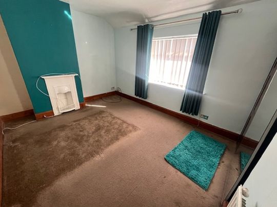 2 bed end of terrace house to rent in Bell Clough Road, Manchester, M43 - Photo 1