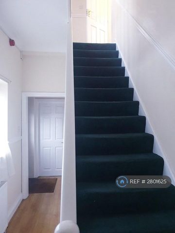 1 bedroom in a house share to rent - Photo 5