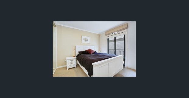 Stylish & Fully Furnished St Kilda Apartment – Just Move In! - Photo 1