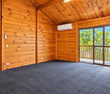 Elegant Three-Bedroom Family Home in Glendene, Auckland - Photo 1