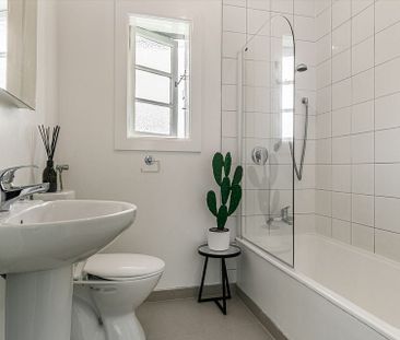 Historic Art Deco Apartment - Fully Furnished - Photo 3