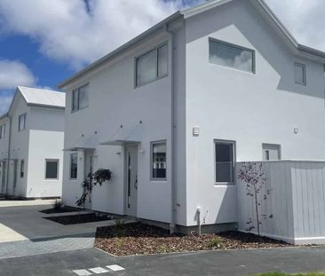 Near new two bedroom townhouse! - Photo 5