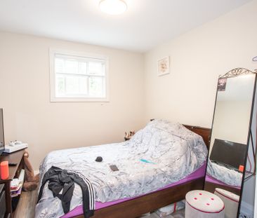 Spacious 3 Bedroom Unit off of Upper Gage!! - Photo 2