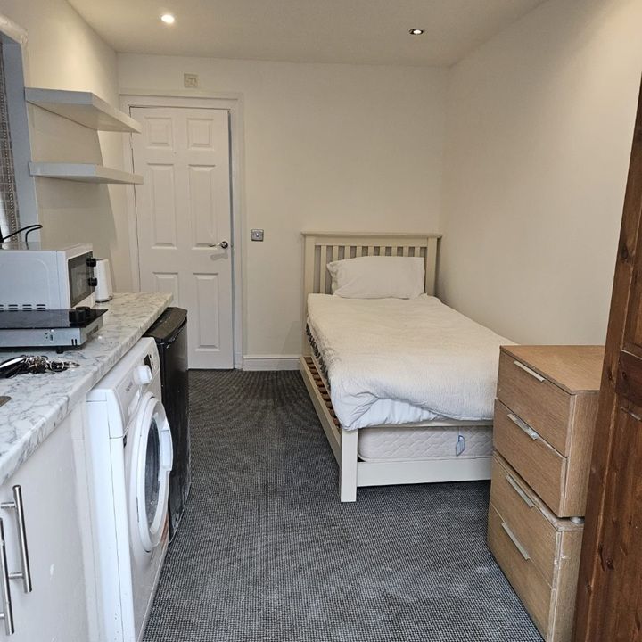Studio Flat, Colindeep Lane, NW9 - Photo 1