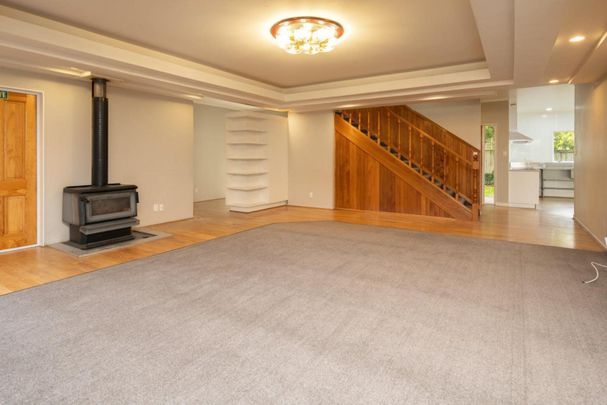 Spacious 6-Bedroom 3-Bathroom - Photo 1