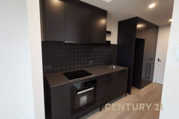 Stylish City Living with Stunning Views - Photo 1