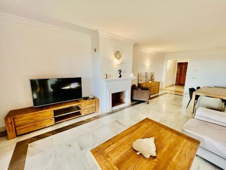 2 bedroom luxury Apartment for rent in Benahavís, Spain - Photo 2