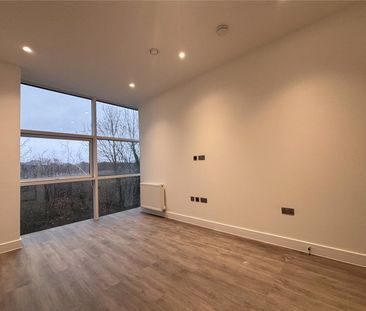 Roop House, Fleet, Hampshire, GU51 - Photo 3