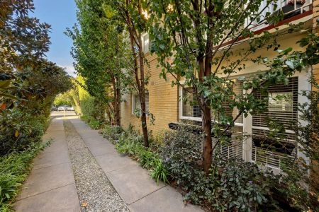 Light-Filled Two-Bedroom Apartment with Balcony & Parking in Prime Bayside Location - Photo 4