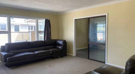 Spacious 4-Bedroom Home – Close to University, Schools & Amenities - Photo 4