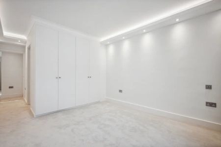 2 bedroom flat in London - Photo 3