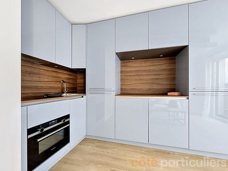 Studio dans un immeublé récent avec terrasse, cave et parking - Photo 2