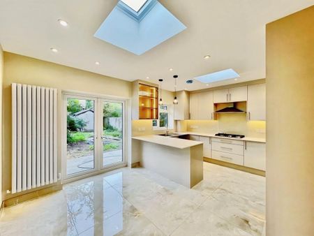 4 bedroom end of terrace house to rent - Photo 3