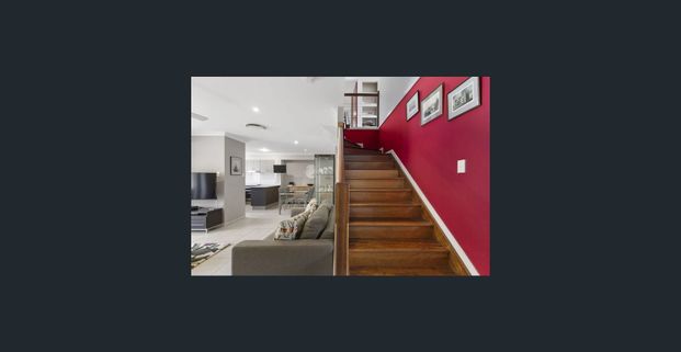 Double Garage 3 Bedroom Townhouse with an internal lift! - Photo 1