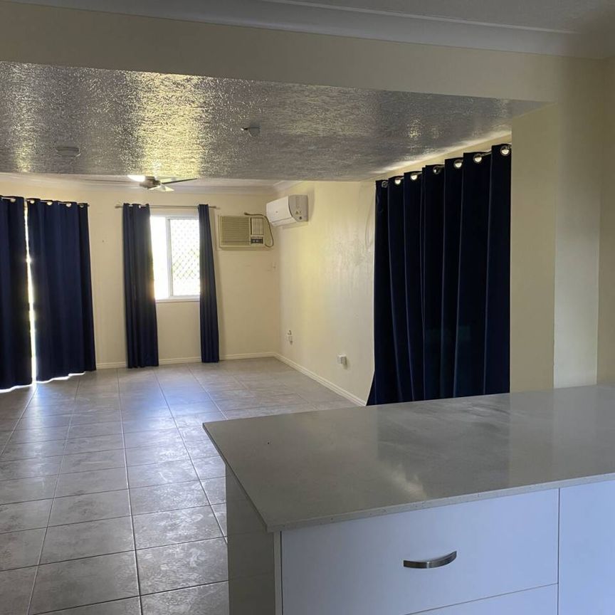 2 Storey Townhouse! Great Location! - Photo 1