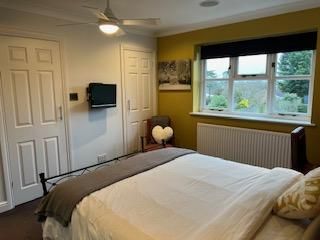 Ruislip large room with ensuite bathroom, quiet house, close to high street, Ruislip & West Ruislip Stations. Available from May 12 2025 for 6 months renewable agreement - Photo 2