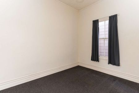 Fantastic Location - 3 Bedroom - Photo 2