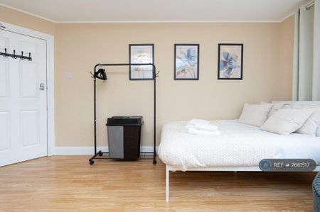 Studio to rent - Photo 3