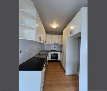 Newly Renovated 2 bedroom house located in quiet street, - Photo 4