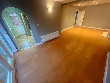 4 bedroom semi-detached house to rent - Photo 2