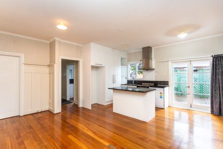 Student Property 6 Bedrooms and 2 Bathrooms - Photo 4